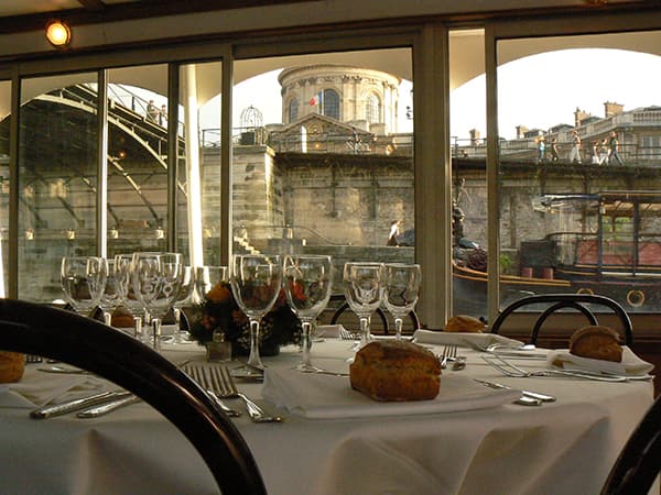 Belle table dressée sur la Seine