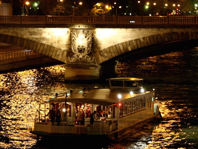 La guêpe buissonnière passe un pont de paris la nuit