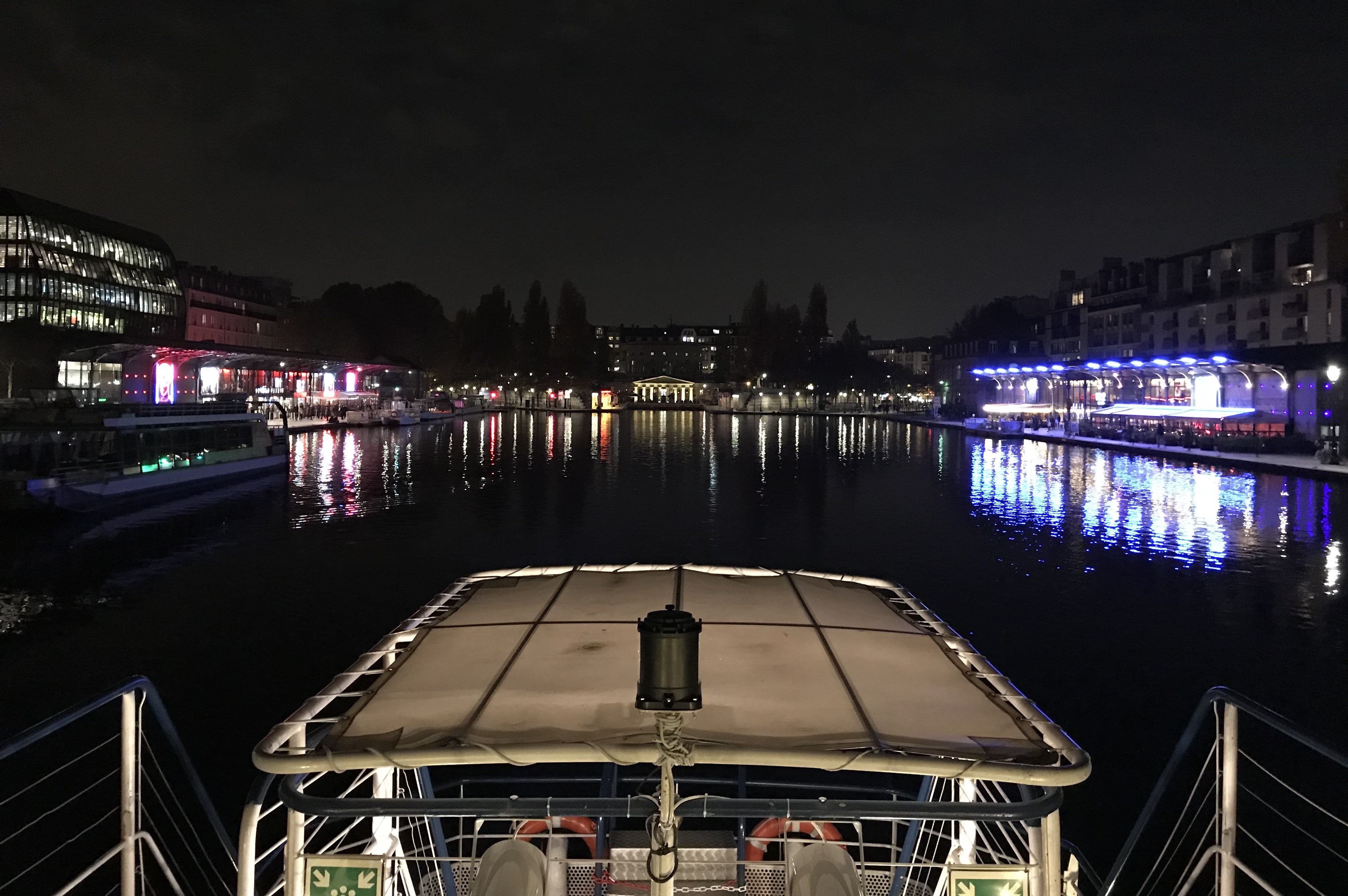 Le Canotier la Nuit au Bassin de la Villette