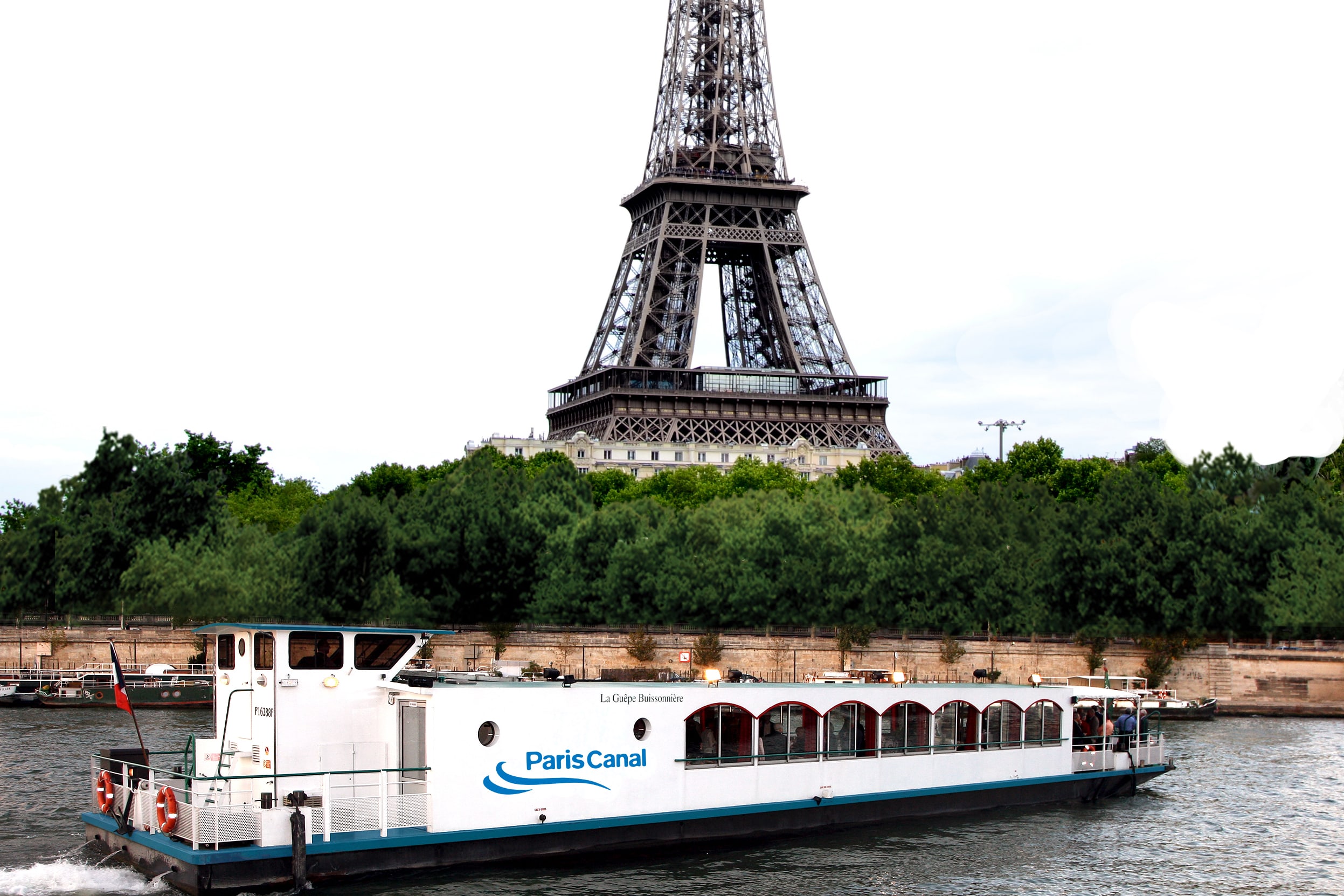 La Guêpe buissonnière devant la tour Eiffel