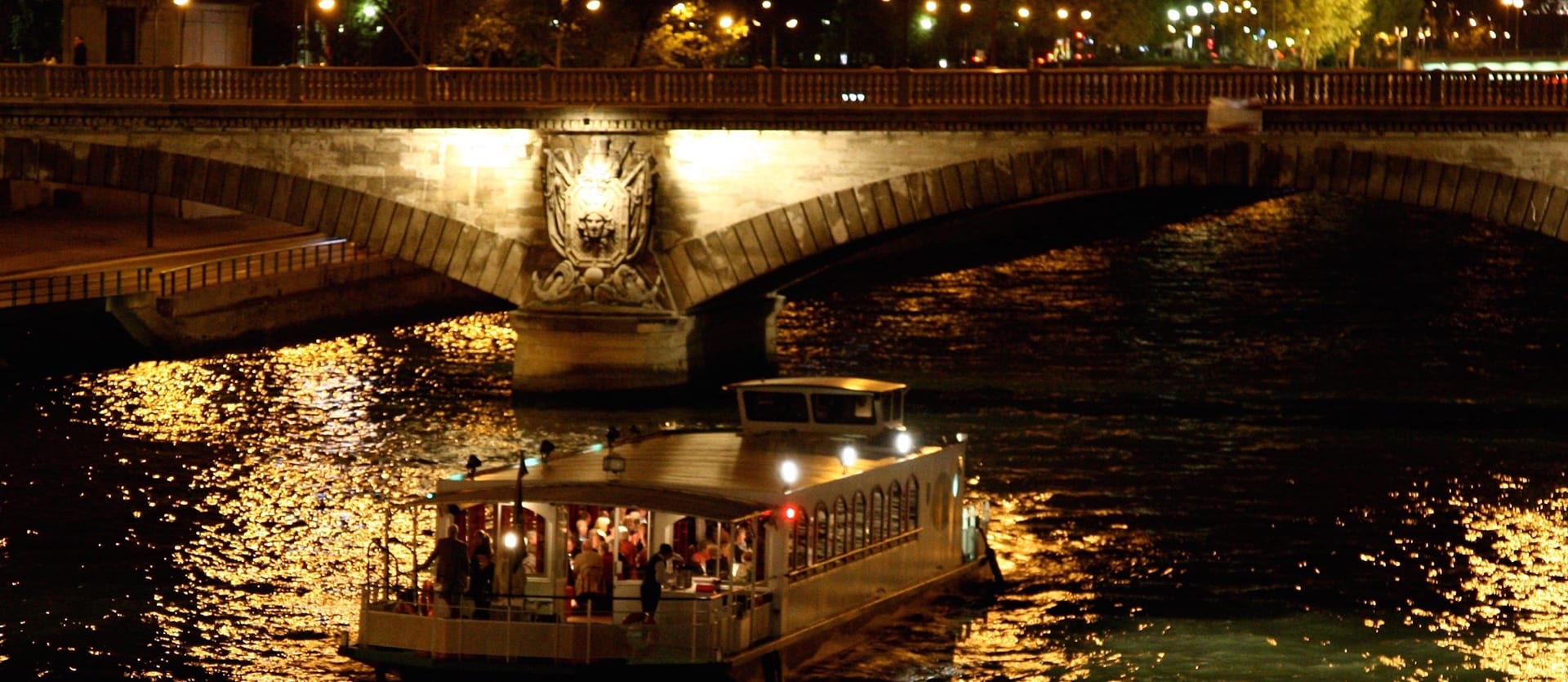 Guêpe Buissonnière de nuit sus un pont de Paris
