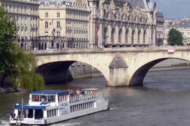 Devant le musée d'Orsay coule la Seine