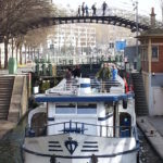 Le bateau Martin pêcheur sous une passerelle du canal Saint Martin